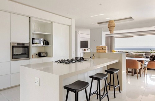 Camps Bay House | Aquatic Villa with Stunning Views: Your Paradise