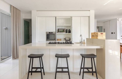 Camps Bay House | Aquatic Villa with Stunning Views: Your Paradise