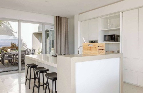 Camps Bay House | Aquatic Villa with Stunning Views: Your Paradise