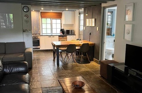 George Cottage | Artistic Loft Cottage. Central. Parking.