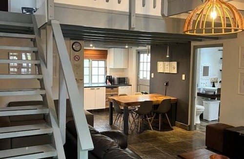George Cottage | Artistic Loft Cottage. Central. Parking.