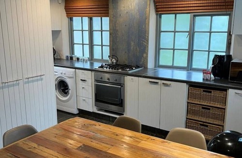 George Cottage | Artistic Loft Cottage. Central. Parking.