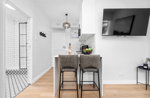 Three Anchor Bay Apartment | Atlantic Mist at Fairmile