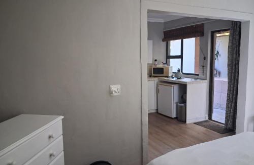 Somerset West House | Backpackers Budget Room Somerset West