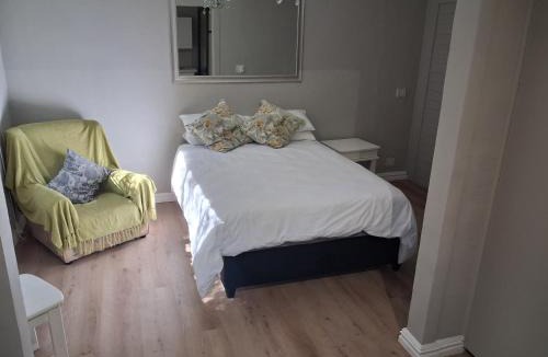 Somerset West House | Backpackers Budget Room Somerset West