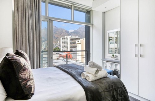 Cape Town City Centre Apartment | Backup-Power Mountain View Trendy Apartment