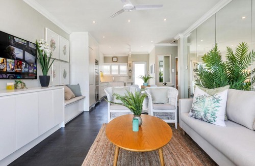 Three Anchor Bay Apartment | Backup-Powered Elegant Promenade Retreat