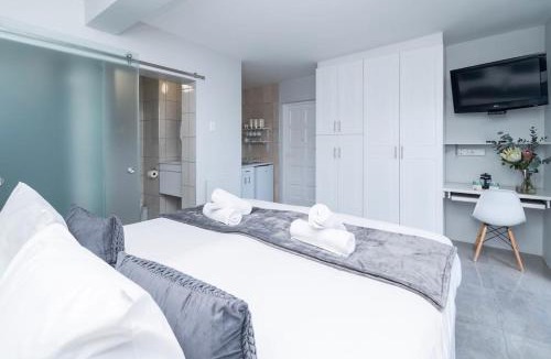 Bantry Bay Apartment | Bantry Bay Studio. Pool Ocean Views
