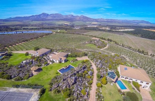 Bot River Villa | Barton Hoopoe Cottage near Hermanus with Wood Fired Hot Tub