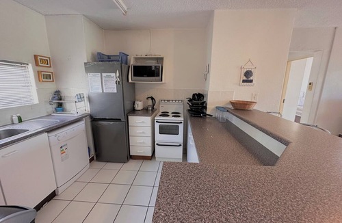 Margate Apartment | Beach Holiday Apartment in tranquil Margate with AC for relaxing stays