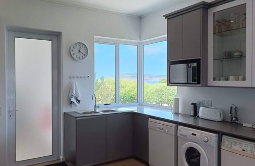 College Park Apartment | Beachy Head Hideaway 10 | Sea Views, Robberg Beach