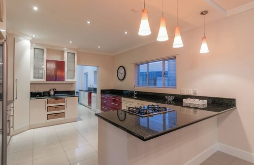 Knysna House | Beautiful 4-bedroom house with large pool makes a perfect for relaxing getaways