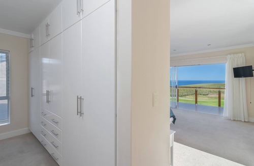 Knysna House | Beautiful 4-bedroom house with large pool makes a perfect for relaxing getaways