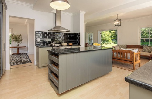 Fernkloof House | Beautiful Double-Storey 3-bedroom home with Pool. Prime Hermanus location