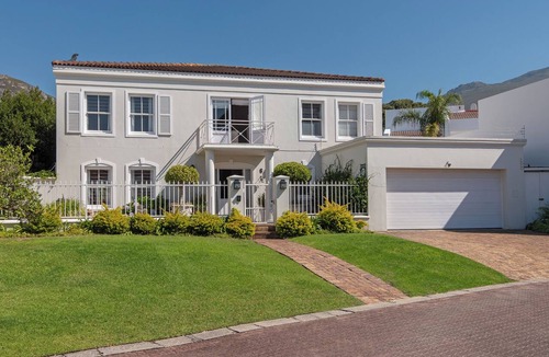 Fernkloof House | Beautiful Double-Storey 3-bedroom home with Pool. Prime Hermanus location