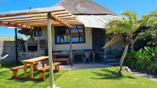 Mbhashe House | Beautiful rustic sea cottage, 2km Kob Inn