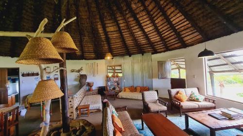 Mbhashe House | Beautiful rustic sea cottage, 2km Kob Inn
