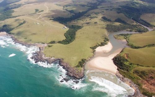 Mbhashe House | Beautiful rustic sea cottage, 2km Kob Inn
