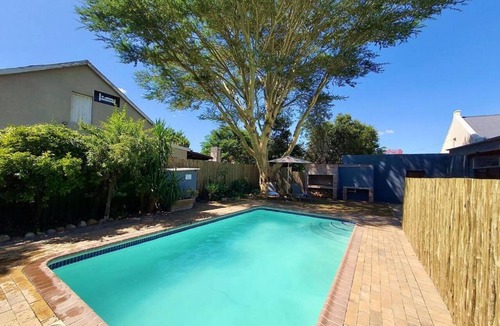 Robertson House | Bella Casa - Wine Country Escape with Private Pool