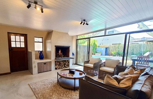 Robertson House | Bella Casa - Wine Country Escape with Private Pool