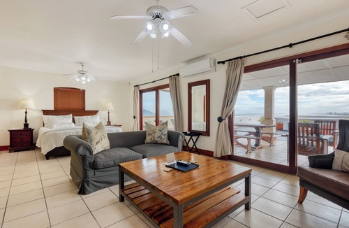 Gordons Bay Central House | Berg en Zee Guesthouse