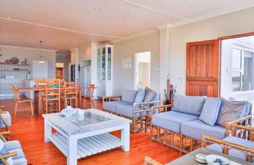 Kleinmond Apartment | Beskuit vir Ontbyt | Kleinmond Sea-View Home | Sleeps 8
