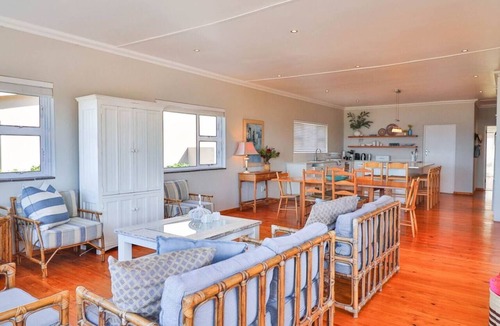 Kleinmond Apartment | Beskuit vir Ontbyt | Kleinmond Sea-View Home | Sleeps 8