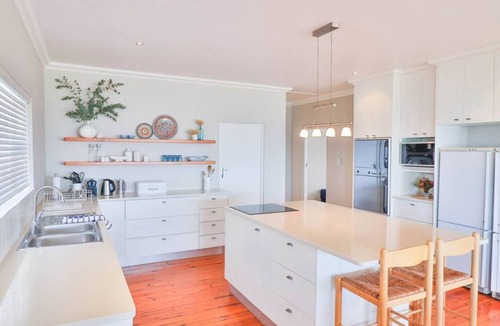 Kleinmond Apartment | Beskuit vir Ontbyt | Kleinmond Sea-View Home | Sleeps 8