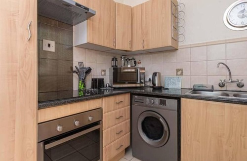 Sandown House | Birdsong in Sandton and Charming Townhouse Retreat