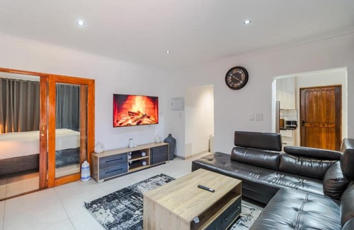 Greater Johannesburg Metropolitan Area House | Boutique Hotel-Style 8-Br Haven in Ferndale
