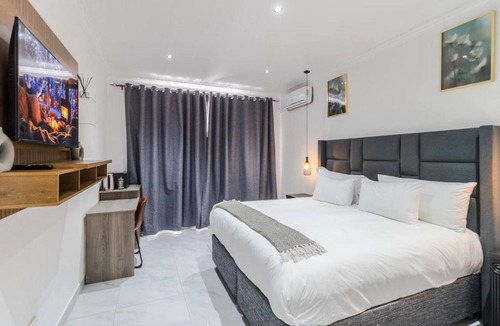 Greater Johannesburg Metropolitan Area House | Boutique Hotel-Style 8-Br Haven in Ferndale