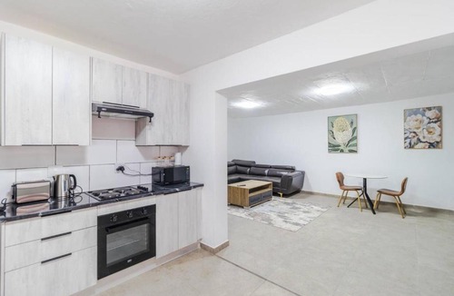 Greater Johannesburg Metropolitan Area Apartment | Boutique Hotel-Style Apartment In Ferndale-H8