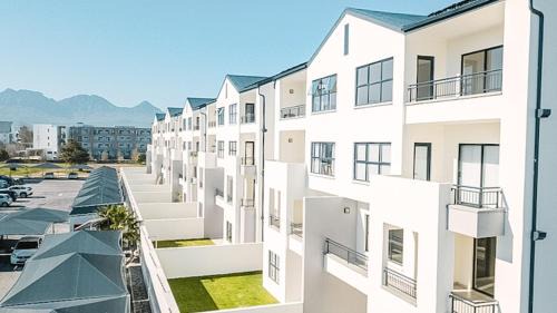 Firgrove Rural Apartment | Bright and airy Parisian Gem close to the beach