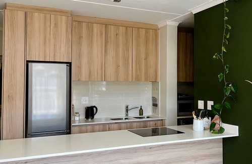 Firgrove Rural Apartment | Bright Paardevlei Stay | Gym, Pool & Fast WiFi