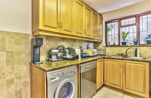 Cape Town City Centre Villa | Buxton Villa Retreat - Spacious Family Villa - Pool & Mountain Views