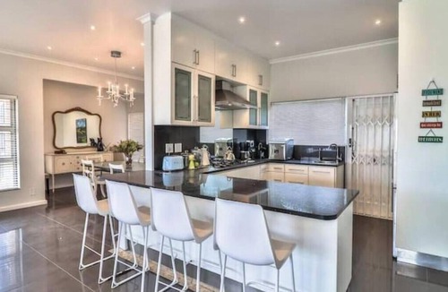 Onrus House | C-Onrus, Pool, Seaview, 5Bed, 5Bath, Bar, BBQ