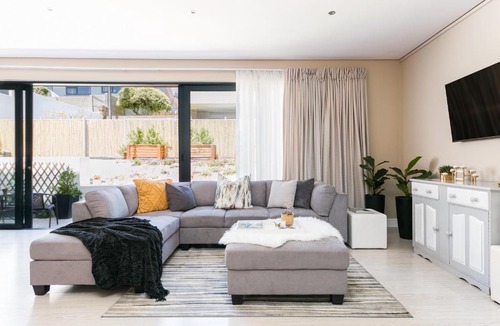 Cape Town City Centre Apartment | Cambridge Suites - #2 Cool & Spacious