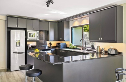 Green Point Apartment | Central Garden Oasis Superb Views