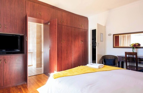 Paarl Bed & Breakfast | Charming 1-bedroom bed & breakfast in fabulous Paarl with AC