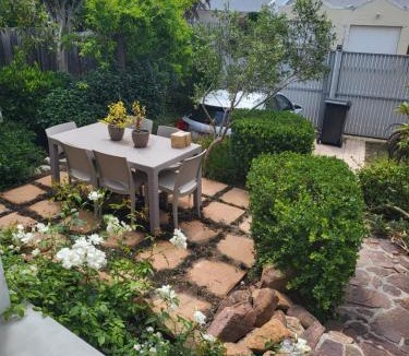 Sunnydale Apartment | Charming 2 Bedroom Cottage in Noordhoek surrounds