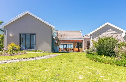 Knysna House | Charming 3-bedroom with swimming pool in delightful Knysna for your getaway