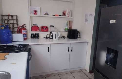 Eikenbosch Apartment | Charming Private Room Rental in Cape Town with Modern Amenities