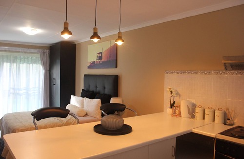 Greater Johannesburg Metropolitan Area Cottage | Chic & Serene 1-Bed Haven in Roodepoort