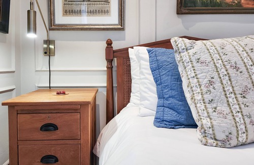 Constantia House | Clivia - Pinoak Self-catering Cottages