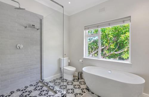 Clovelly House | Clovelly 4BR Family Home Minutes from Beaches