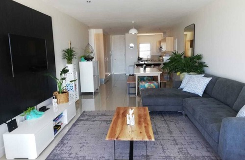 Plettenberg Bay Apartment | Cosmo Chic Holiday Rental walking distance to beaches, shops & restaurants