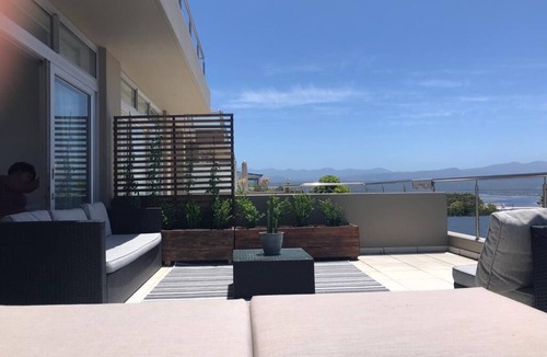 Plettenberg Bay Apartment | Cosmo Chic Holiday Rental walking distance to beaches, shops & restaurants