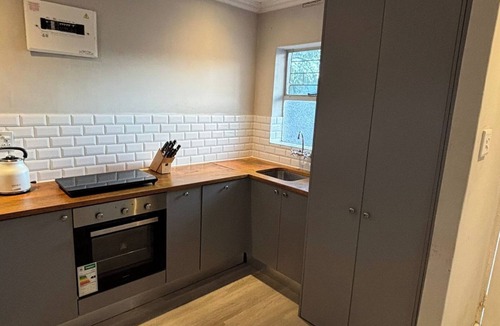 Stellenbosch Central Apartment | Cosy Central Studio for Two — Free Parking & WiFi