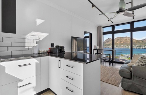 Fish Hoek Cottage | Cosy Single or Couples 1-bedroom cottage with stunning view over Simonstown Bay