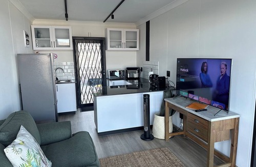 Fish Hoek Cottage | Couples cosy 1-bedroom cottage with stunning view over Simonstown Bay